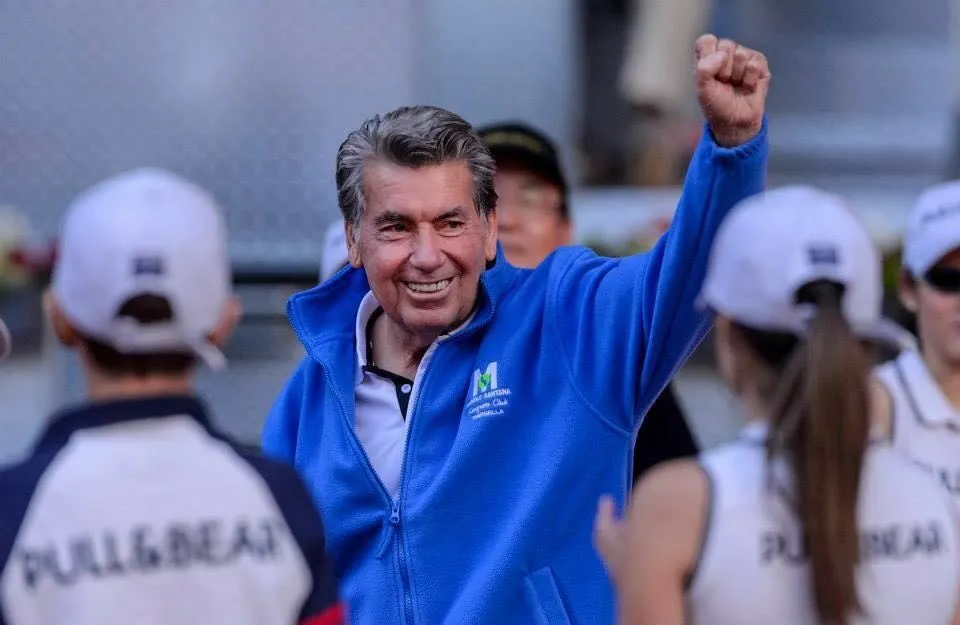 Manolo Santana saludando en el club con chaqueta oficial