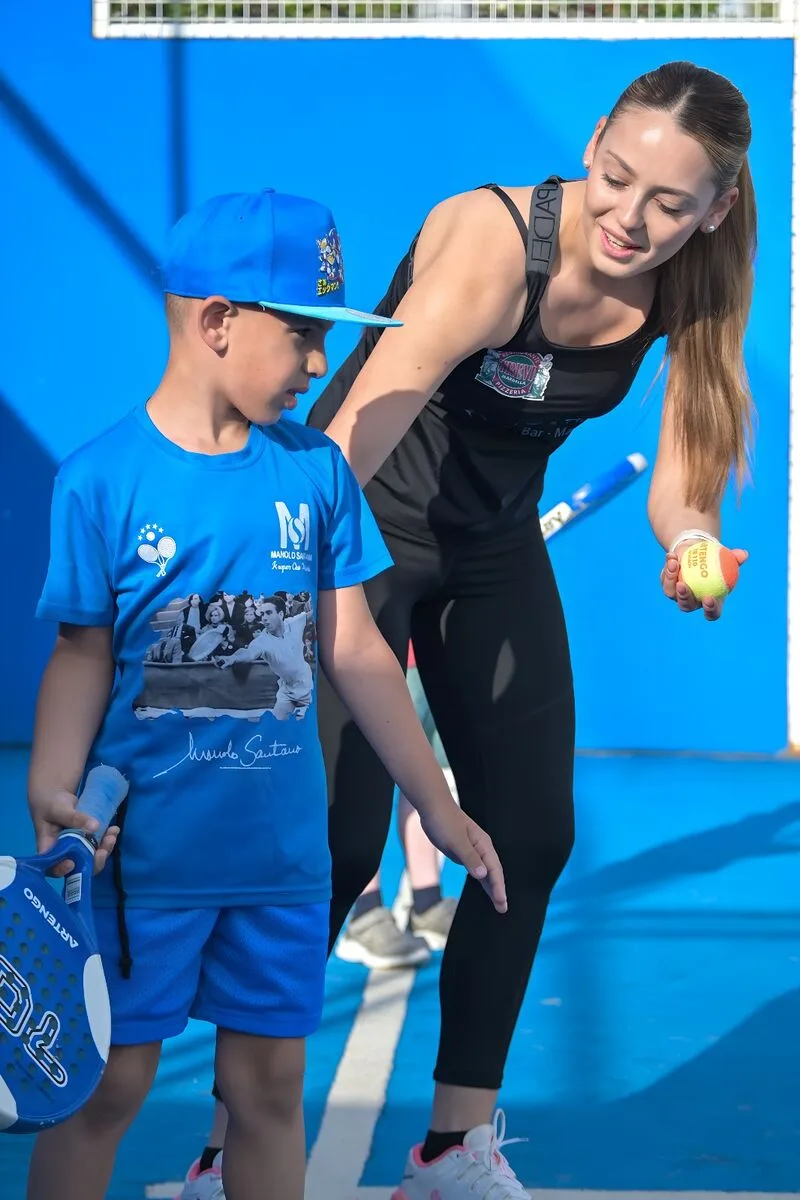 Monitora de pádel con alumno en el club