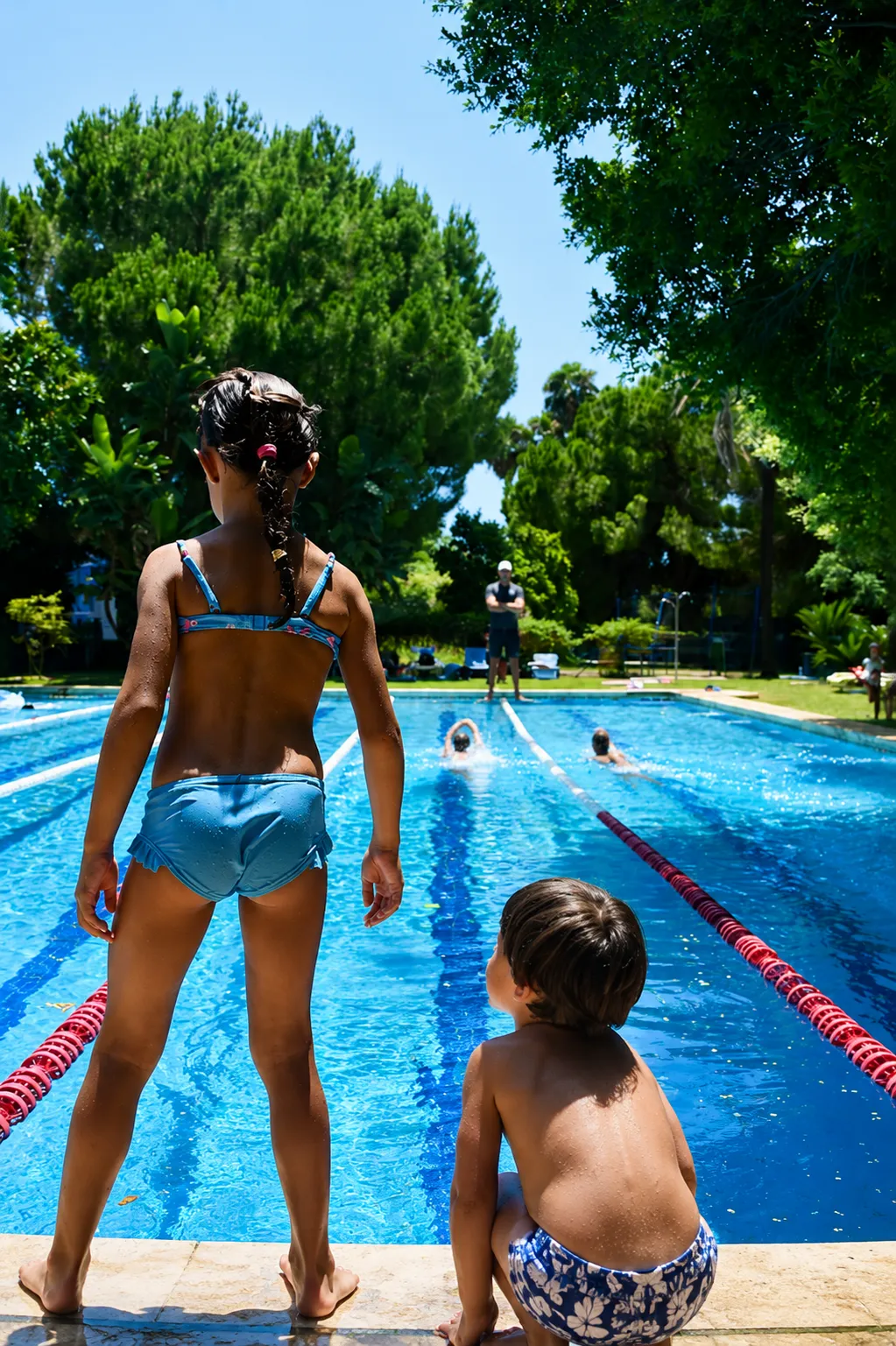 Girls in a swimming lesson in Marbella